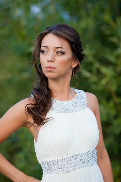 Молодая женщина в белом платье на природе — стоковое фото