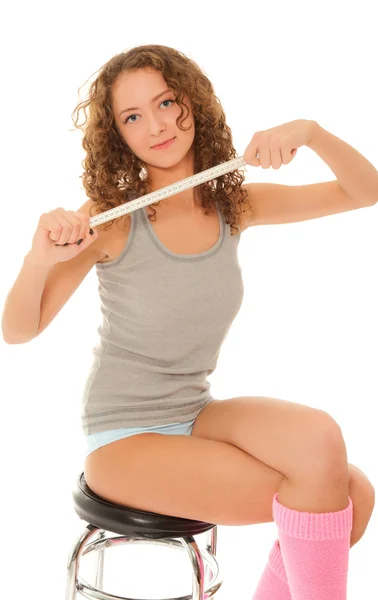 Hermosa mujer deportiva con cinta meaure en el estudio — Foto de Stock