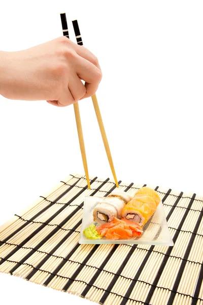Rękę z pałeczkami i maki sushi — Zdjęcie stockowe