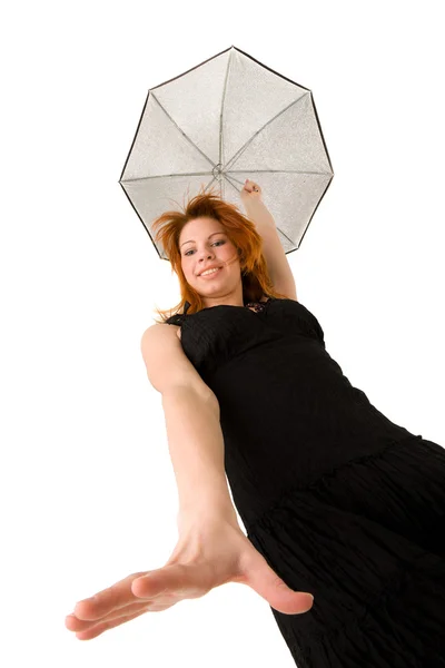Femme aux cheveux rouges avec parapluie regardant vers le bas — Photo
