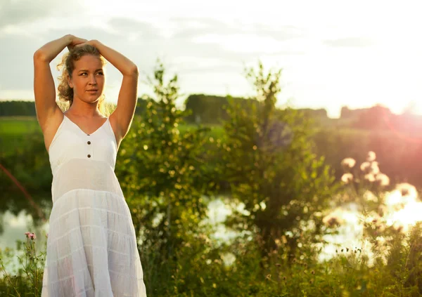 Vacker kvinna njuter av naturen — Stockfoto