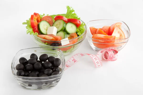 Picture of a plates with greek salad, tomatoes and black olives — Stock Photo, Image