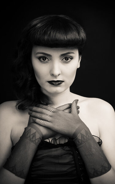 Красивая женщина с ретро-прической
