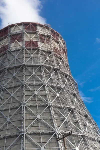 Central eléctrica con enormes torres de refrigeración —  Fotos de Stock