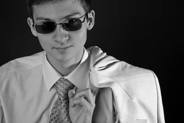 Mladý muž ve slunečních brýlích — Stock fotografie