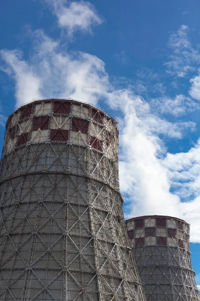 Central eléctrica con enormes torres de refrigeración —  Fotos de Stock
