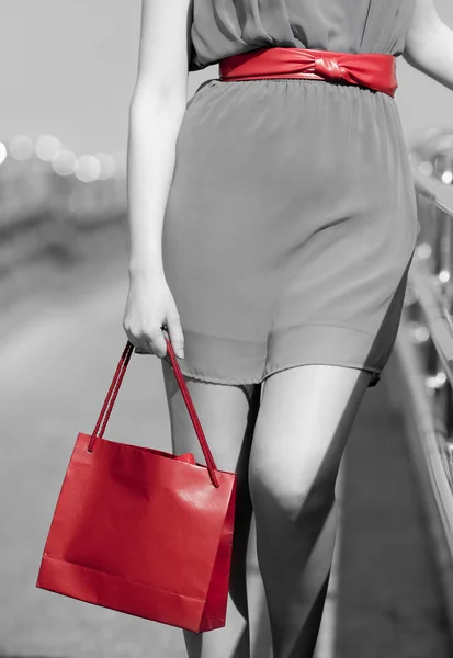 Fecho da mulher com saco de compras vermelho e cinto — Fotografia de Stock