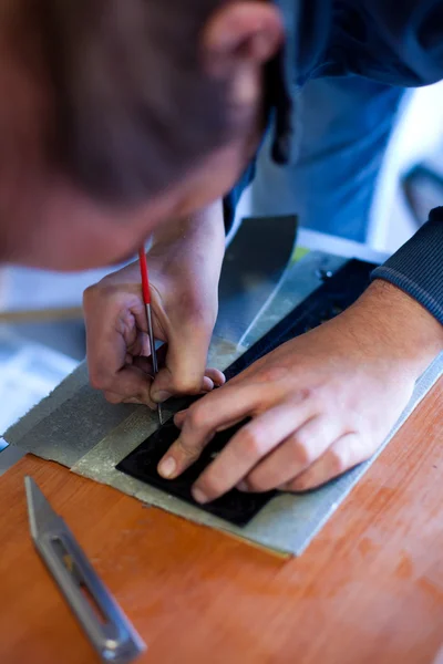 Hombre cortando carbono con un archivo —  Fotos de Stock