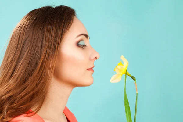 Portrait of beautiful woman with makeup and narcissus — Stock Photo, Image