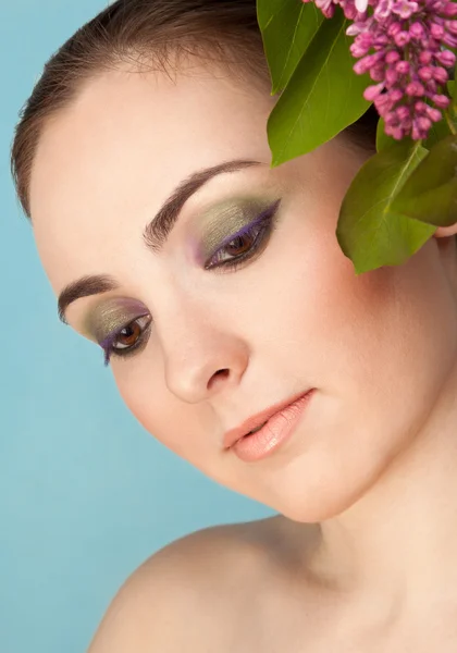 Portrét krásné ženy s make-up a větev Lila — Stock fotografie