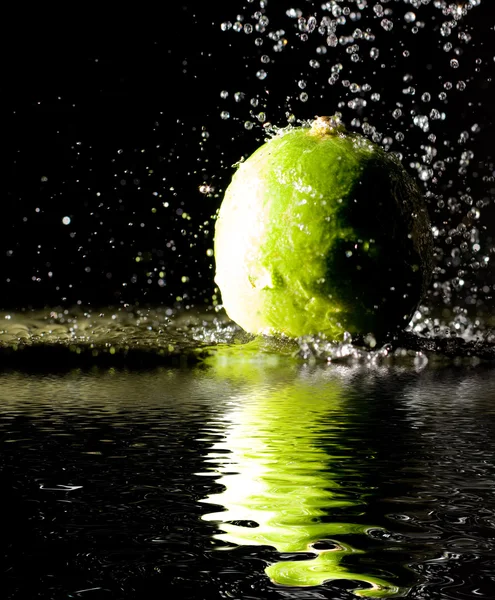 Lime under water jets — Stock Photo, Image