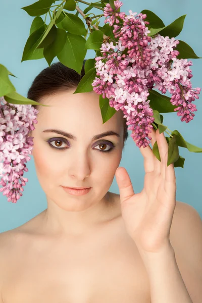 Retrato de mulher bonita com maquiagem e ramo de lilás — Fotografia de Stock