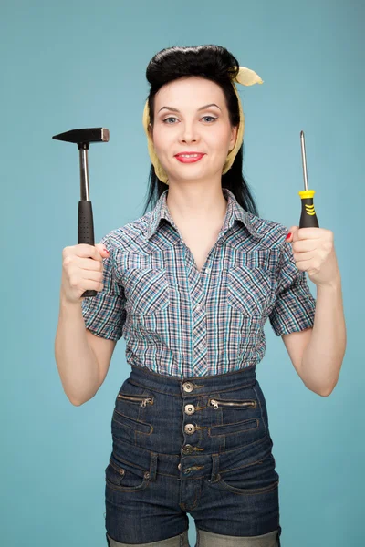 Hermosa mujer pin up con martillo y destornillador — Foto de Stock