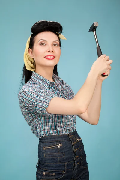 Imagen de hermosa mujer pin up con martillo — Foto de Stock