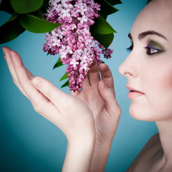 Retrato de mulher bonita com maquiagem e ramo de lilás — Fotografia de Stock