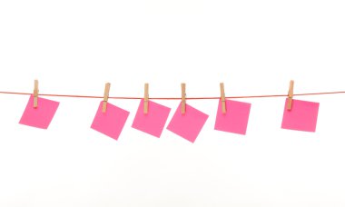 pembe stickies izole kırmızı ipe astı