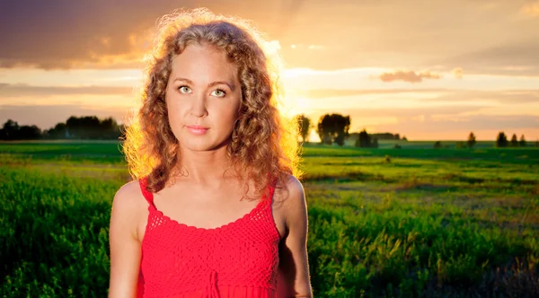 Immagine di bella donna in abito rosso — Foto Stock