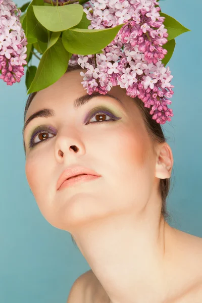 Retrato de mulher bonita com maquiagem e ramo de lilás — Fotografia de Stock