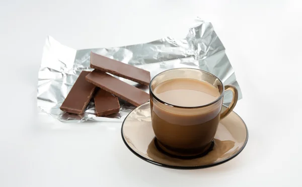 A cup of coffee and a four pieces of chocolate — Stock Photo, Image