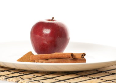 Kırmızı elma ve baharat beyaz tabak (odak yer cin resmi