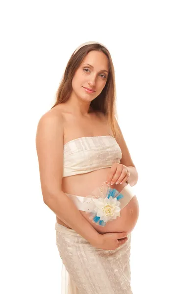 Donna incinta con fiocco intorno pancia — Foto Stock