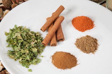 Masanın üzerinde farklı baharatlar ile plaka