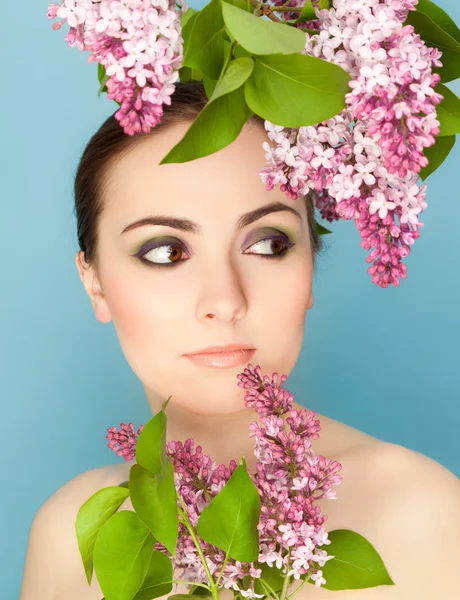 Retrato de mujer hermosa con maquillaje y rama de lila — Foto de Stock