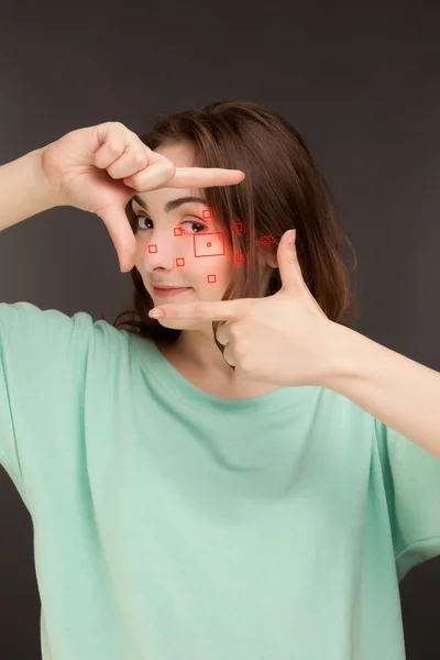 Frau zeigt Rahmen mit Fingern — Stockfoto