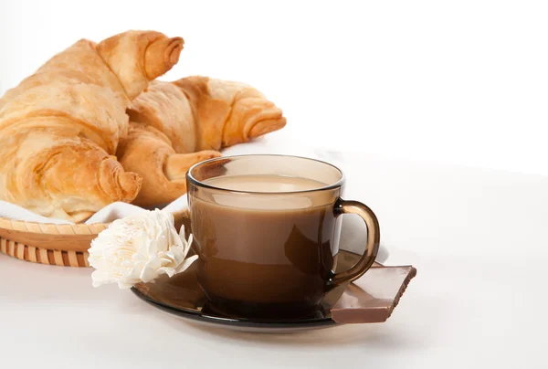กาแฟหนึ่งถ้วย ช็อคโกแลต และคอร์เนตโต้ — ภาพถ่ายสต็อก