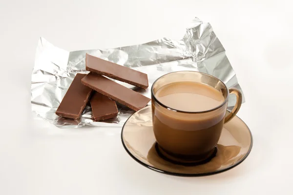 Una tazza di caffè e quattro pezzi di cioccolato — Foto Stock