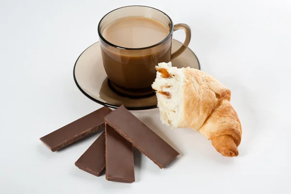 Una tazza di caffè, cornetto e quattro pezzi di cioccolato — Foto Stock