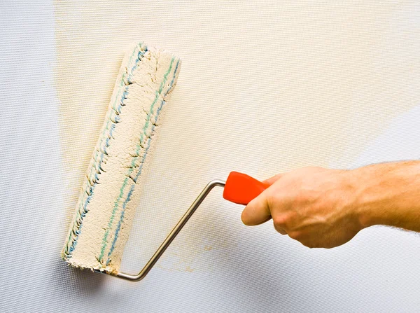 Pintura de la pared con rodillo — Foto de Stock