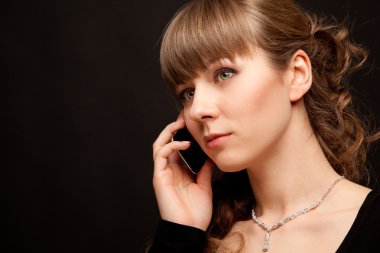 güzel bir kadın telefon ederken