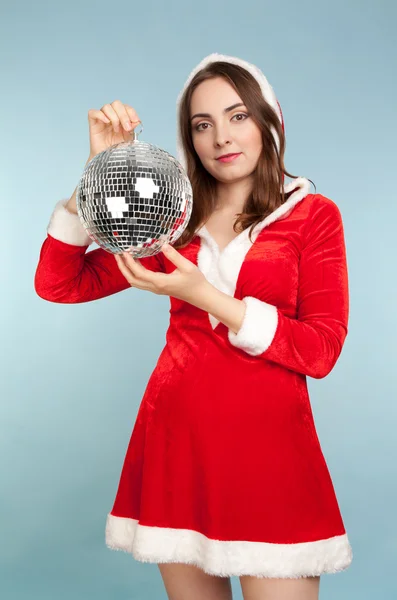 Hermosa mujer en traje de año nuevo con una bola de plata —  Fotos de Stock