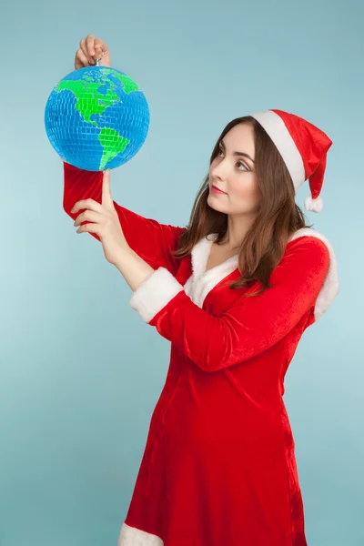 Piękna kobieta w stroju nowy rok z globusem — Zdjęcie stockowe