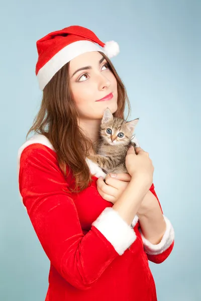 Bir yavru kedi tutan kadın resim — Stok fotoğraf