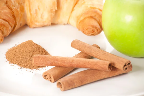 Grüner Apfel, Zimt, Cornetto — Stockfoto