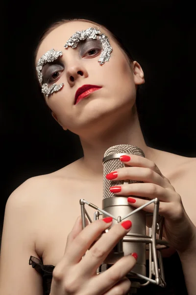 Cantora gótica de pé com microfone — Fotografia de Stock