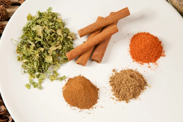Tallrik med olika kryddor på bordet — Stockfoto