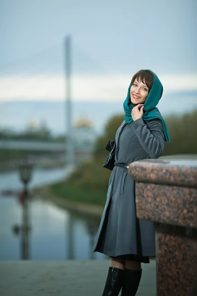 Belle femme élégante en manteau gris à l'extérieur — Photo