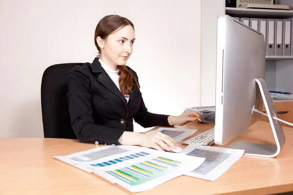 Affärskvinna som arbetar på hennes dator — Stockfoto