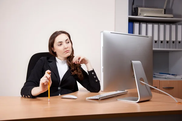 Empresária trabalhando em seu computador — Fotografia de Stock