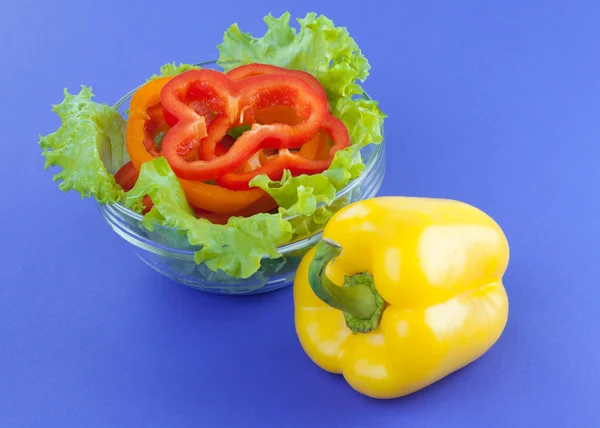 Photo d'une assiette avec poivron coupé et poivron jaune — Photo