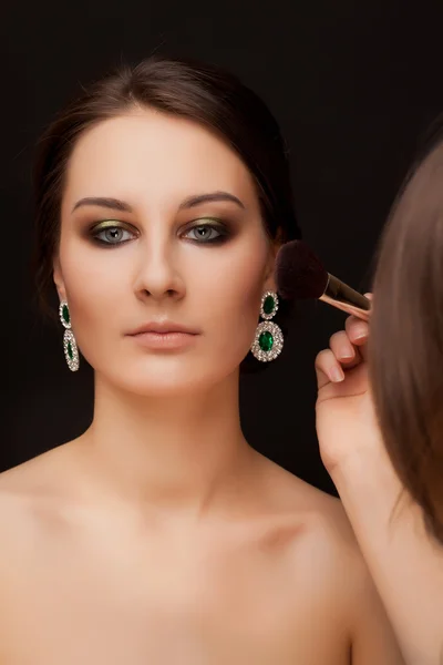 Frau schminkt sich ins Gesicht der Performerin — Stockfoto