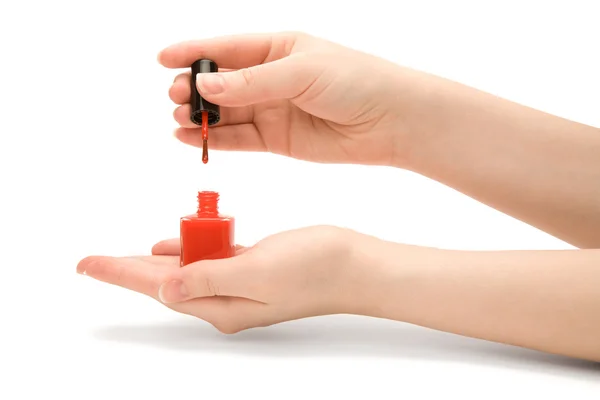 Les mains de la femme tenant une bouteille de vernis à ongles — Photo