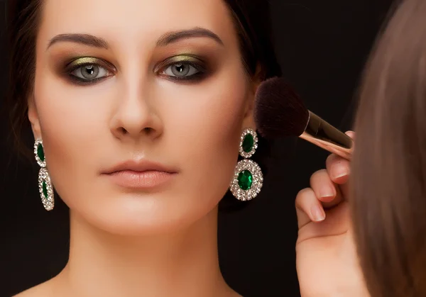 Porträt einer Frau mit Make-up und Visagistin — Stockfoto