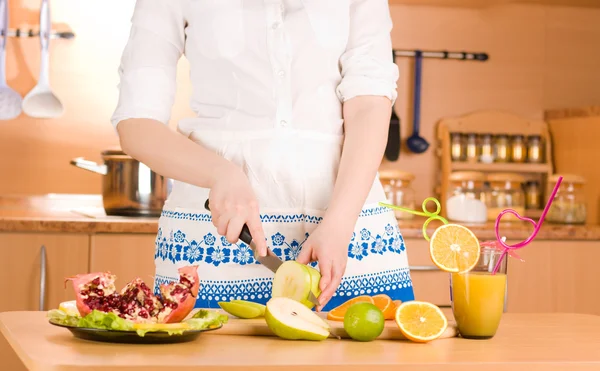 Las manos de mujer cortando manzana — Foto de Stock