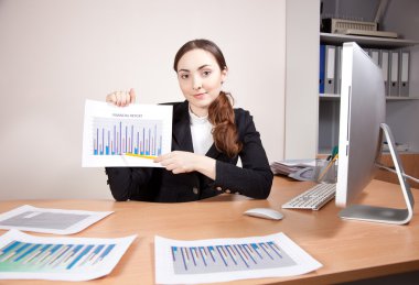 finansal raporlar ile iş kadını