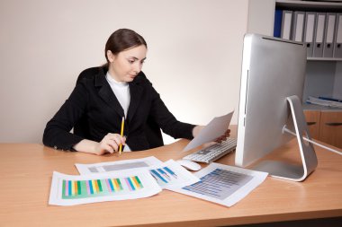 belgeler üzerinde kötü görünümlü iş kadını