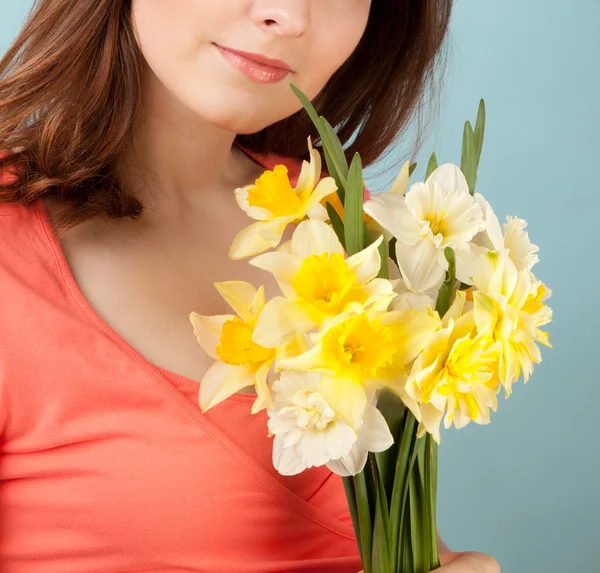 青色の背景色の花を持つ女性 — ストック写真